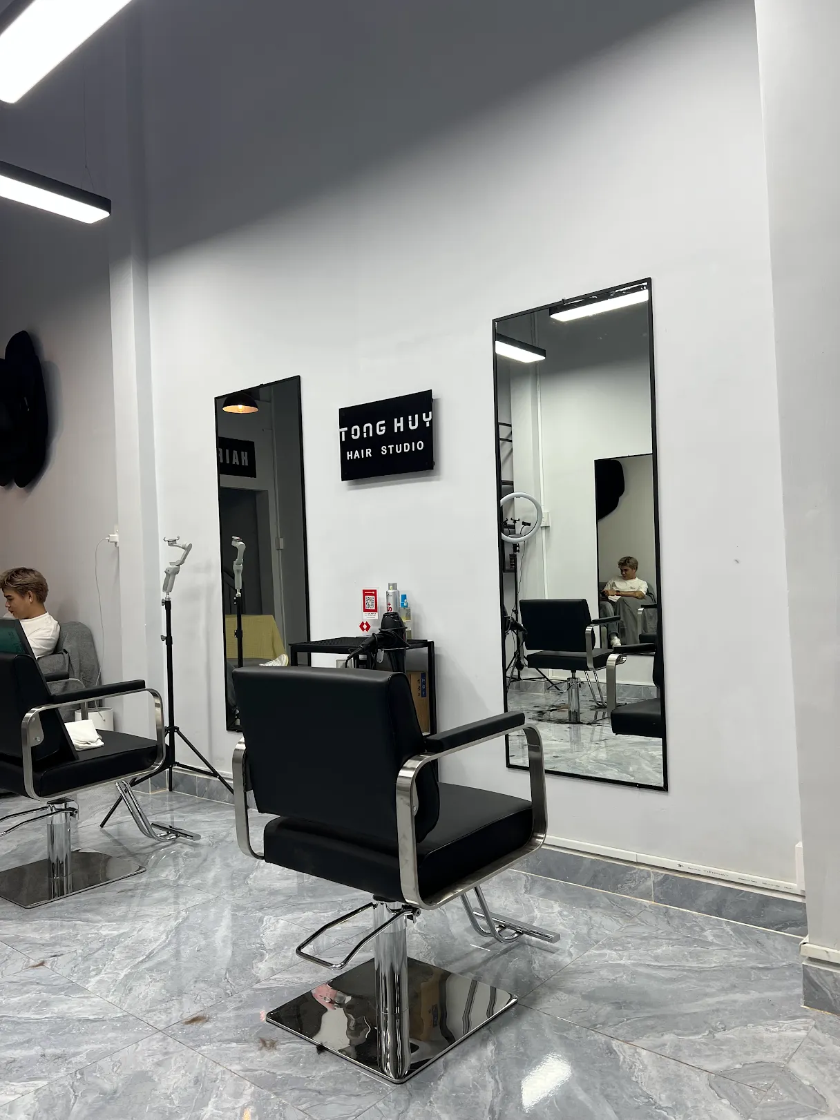 Góc Cắt Tóc & Gương Chuyên Nghiệp